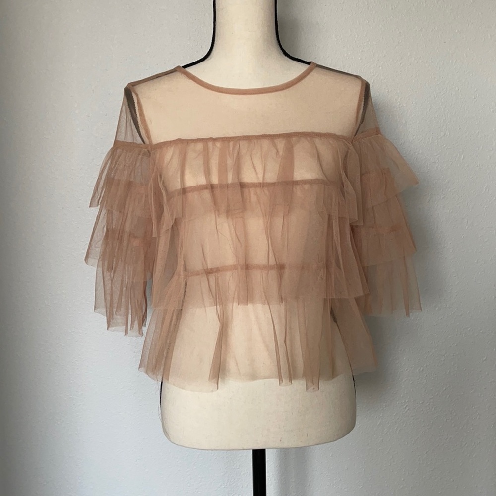 Neutral colored mesh top